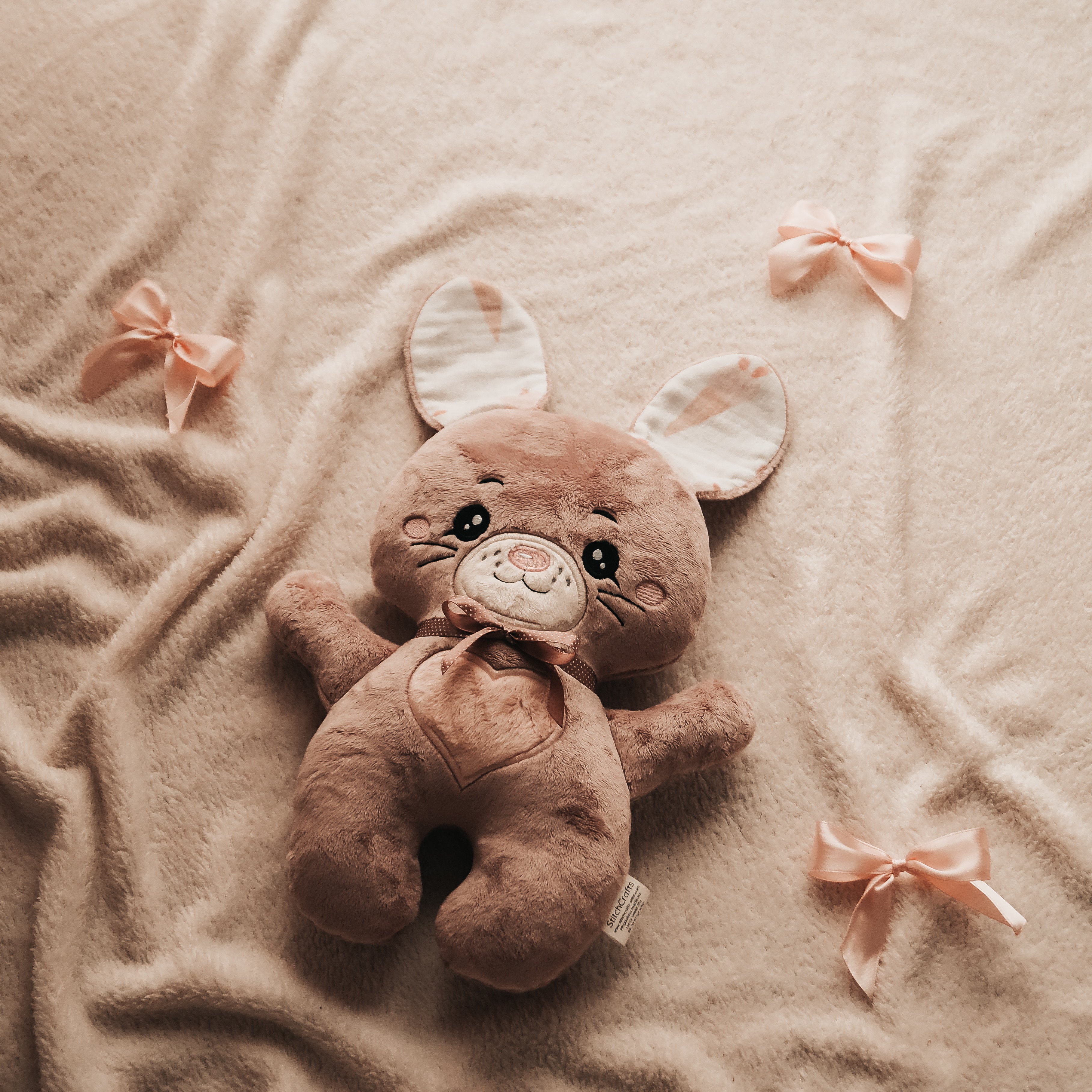 Króliczek In-the-Hoop – wzór króliczka na hafciarkę, Beginner Friendly (3 rozmiary + instrukcja PDF)