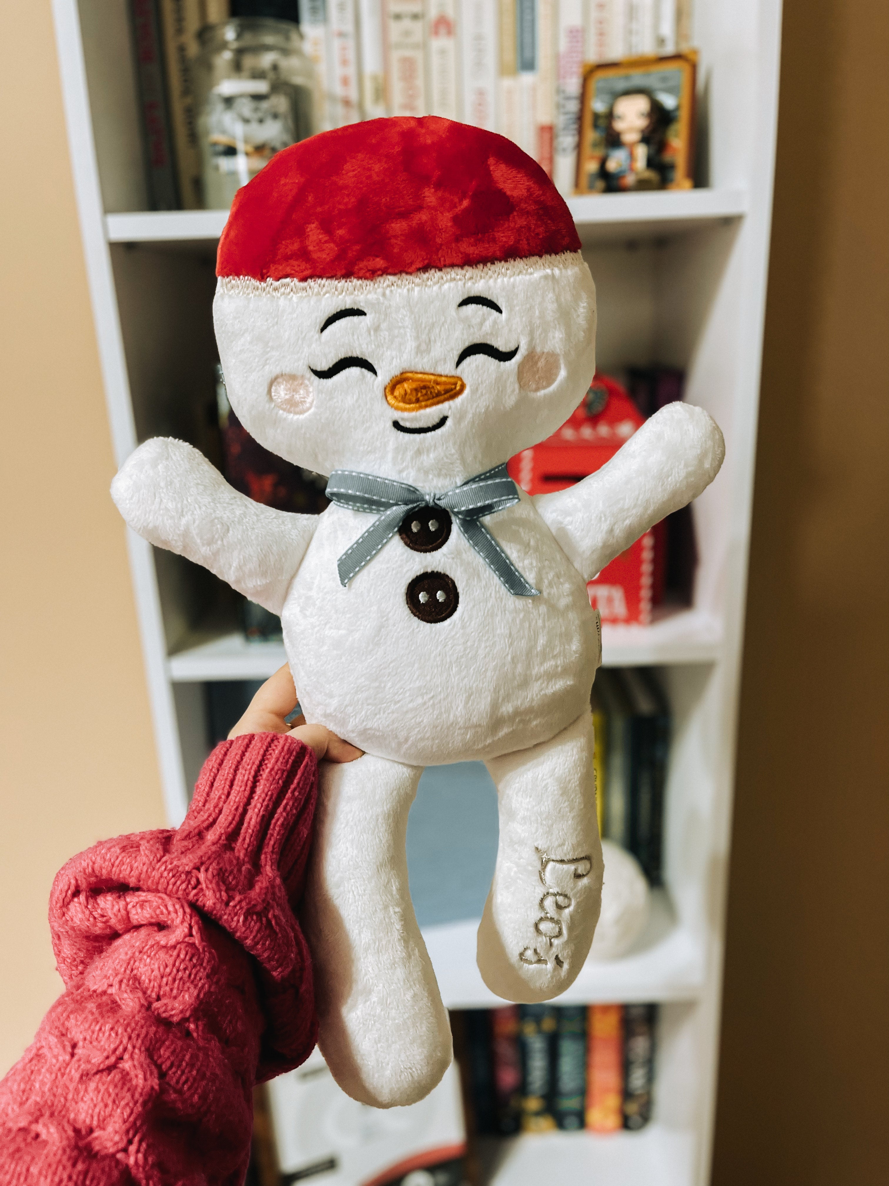 Pluszowy bałwanek, wzór na hafciarki – 3 rozmiary z instrukcją PDF krok po kroku