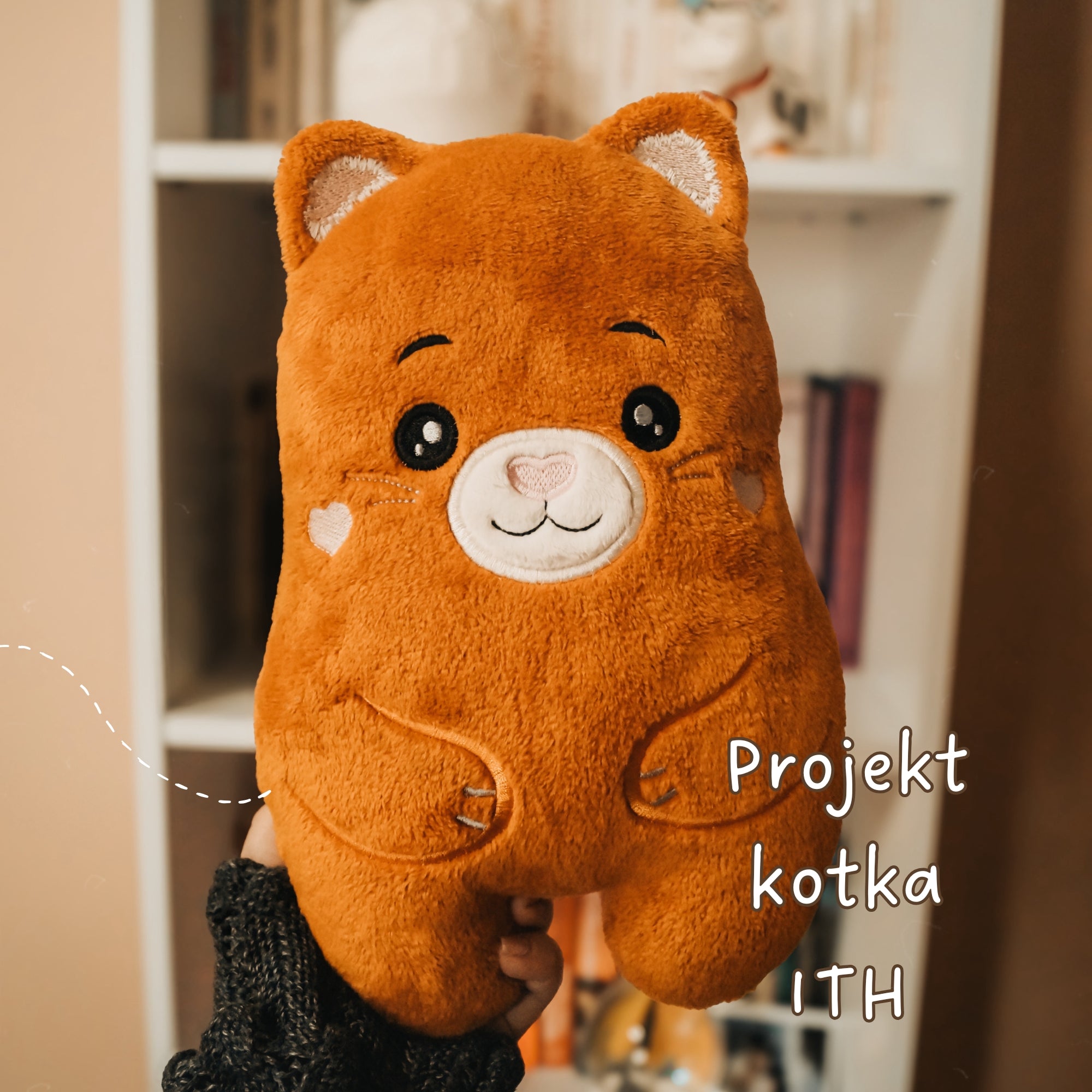 Pluszowy kotek ITH – projekt kotka beginner friendly (tylko 1 tamborek, aż 5 rozmiarów!)